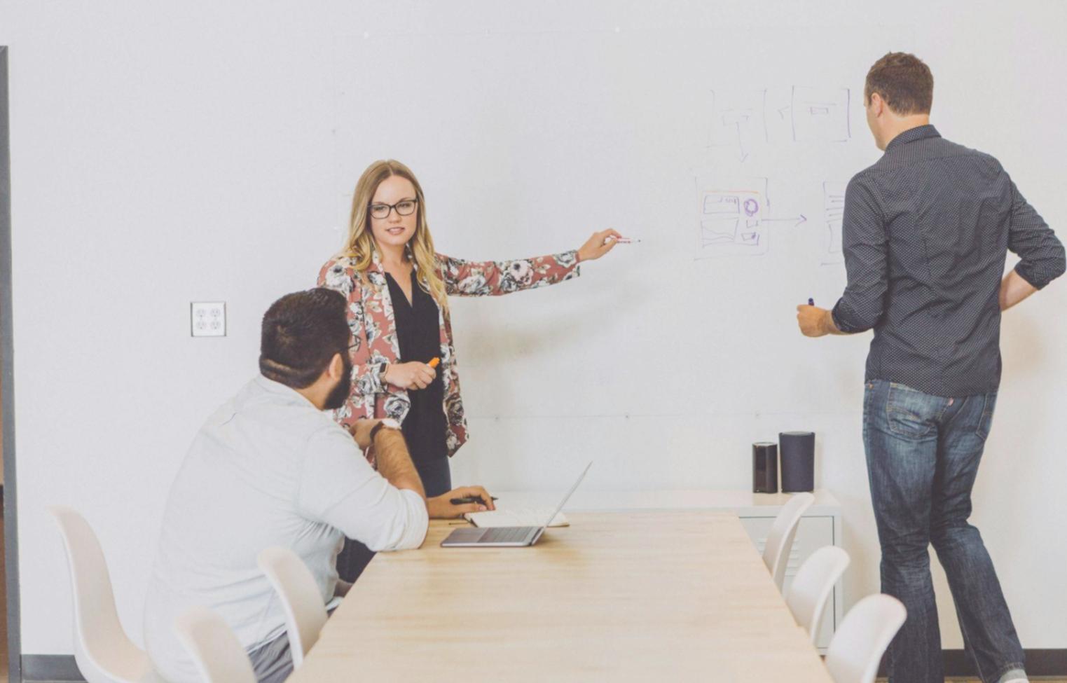 Finanzberatung und Budgetplanung im modernen Büro